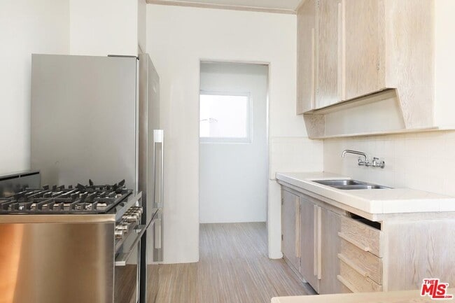 Building Photo - 1830 1/4 Lucile Ave