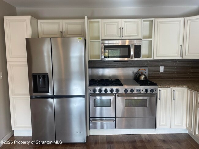 Building Photo - 628 Hudson St