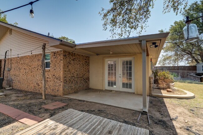 Building Photo - Spacious 3 bed 2 bath with Large Bonus Room!!