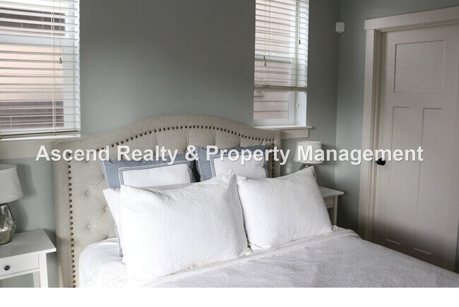 Building Photo - 4 Bed/3 Bath Hillsboro Laurel Oaks Neighborhood, Solar Panels, 1 or 2 Pets Allowed with Pet Rent,...