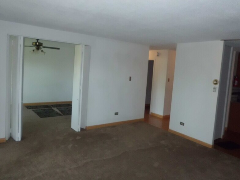 Living room/front bedroom - 745 S Alton Way