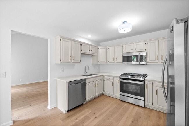 Building Photo - Pet Friendly Three Bedroom in Springfield!