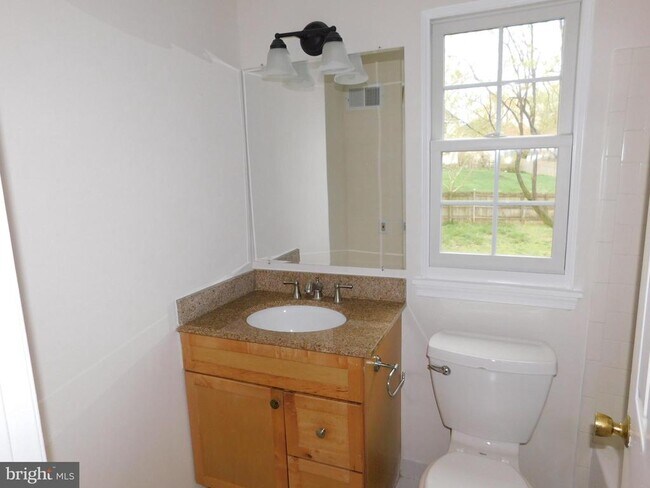 Building Photo - 916 Pointer Ridge Dr