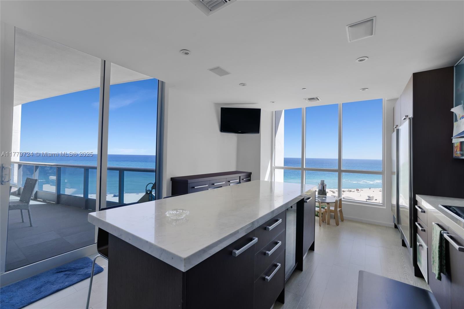 Building Photo - 5959 Collins Ave