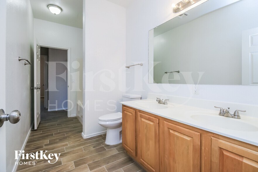 Building Photo - 521 E Red Rock Trail