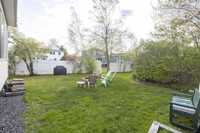 Building Photo - 16 Grasshopper Ln