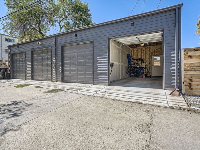 Building Photo - Evolve Real Estate: Gorgeous Rowhome with ...