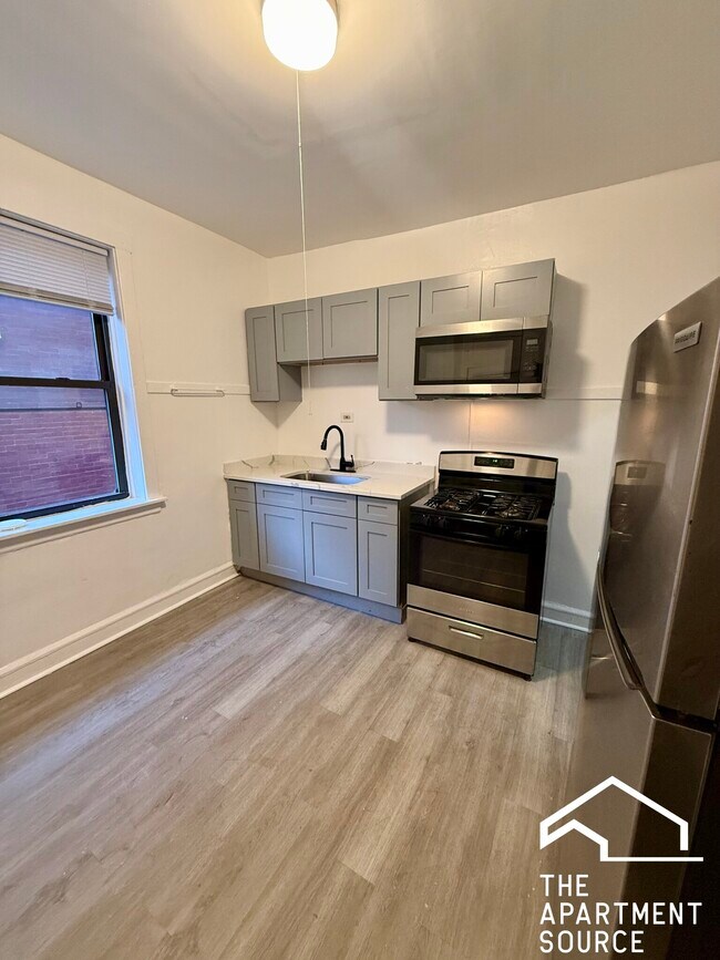 Building Photo - 1030 E Hyde Park Blvd