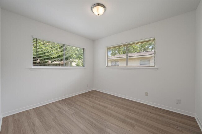 Building Photo - 7009 Isabelle Dr