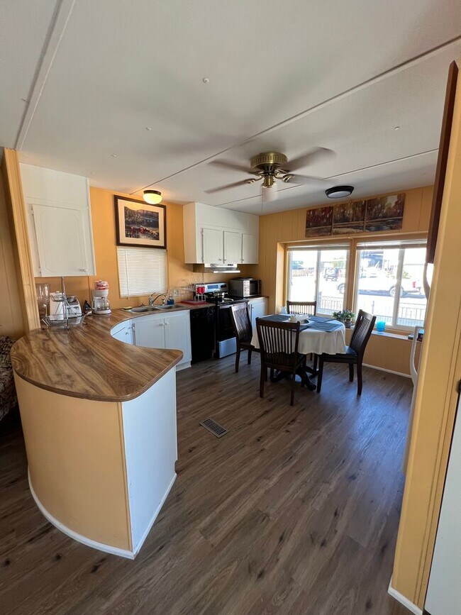 Building Photo - FURNISHED WINTER RETREAT!