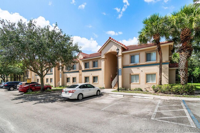 Building Photo - 1161 Golden Lakes Blvd