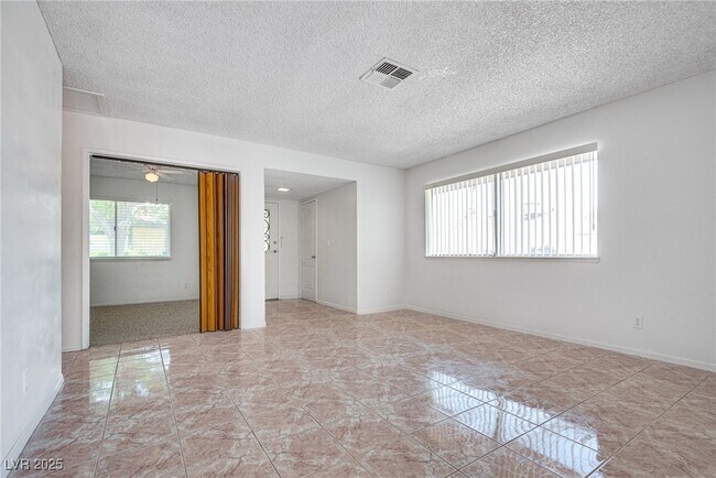 Building Photo - 6211 Meadow Brook Ln