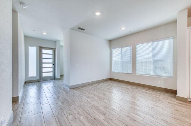 Building Photo - 860 Spg St W