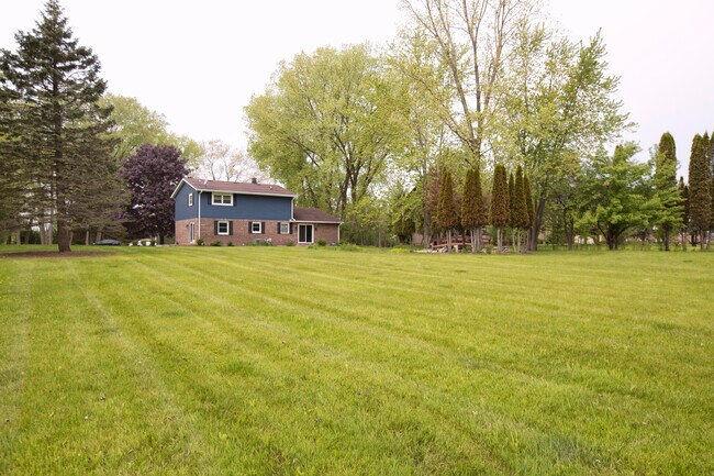 Building Photo - 10234 N La Cresta Dr