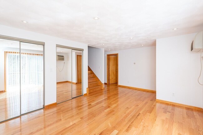 Building Photo - 19 Rosewood Dr