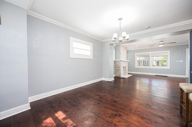 Building Photo - 906 S Champion Ave