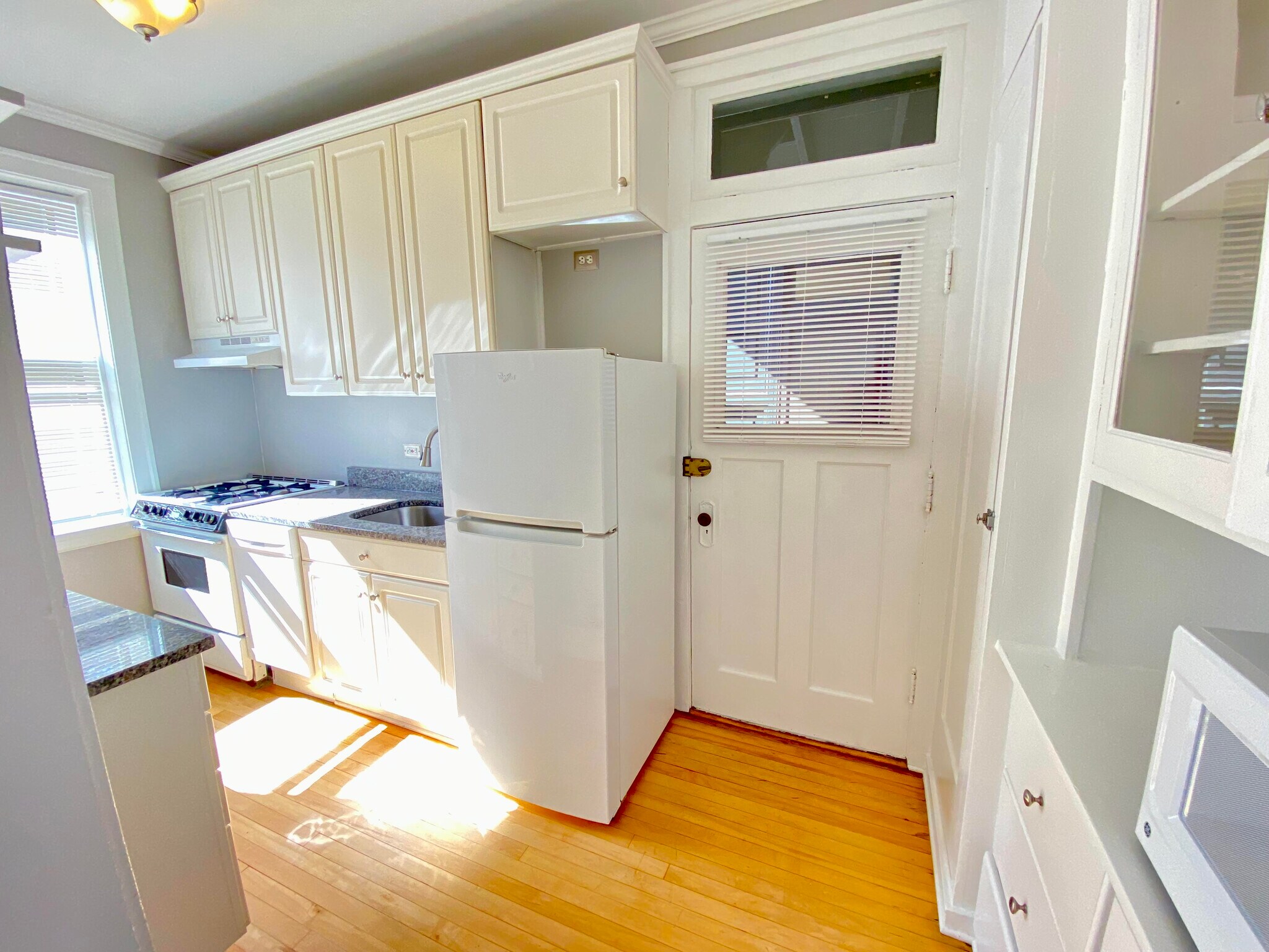 Kitchen - 834 Hinman Ave