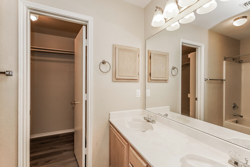 Building Photo - 4001 Periwinkle Dr