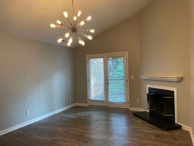 Building Photo - Charming 2 Bed, 2 Bath Triplex in Fayettev...