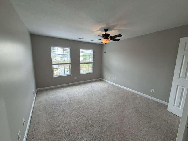 Building Photo - Town House For Rent