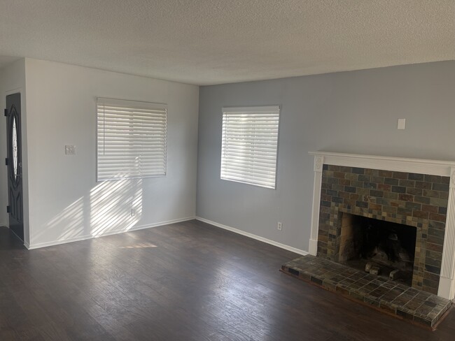 Living room - 19443 Northwood Ave