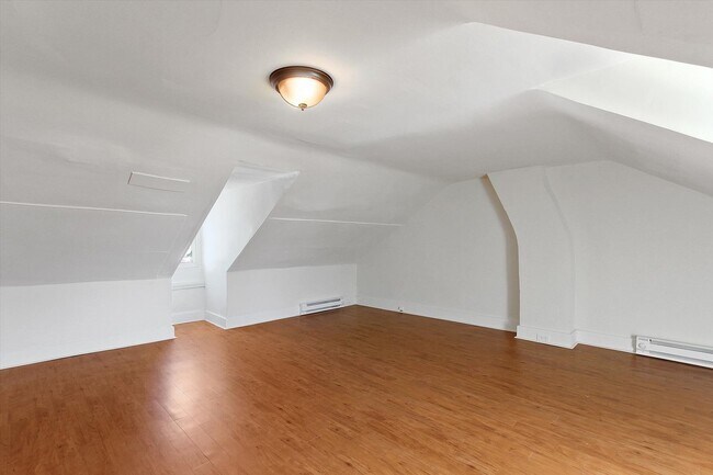 Building Photo - Coming Soon! Bright 3 Bedroom, 1.5 Bath Ho...