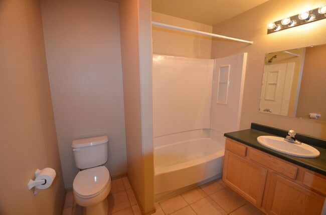 Building Photo - Unfurnished 2 Bed 2 Bath Condo-HEAT INCLUDED!