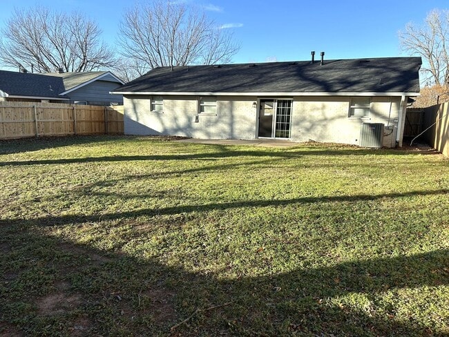 Building Photo - 2114 Allenhurst St