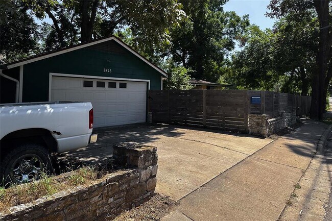 Building Photo - 8815 Georgian Dr