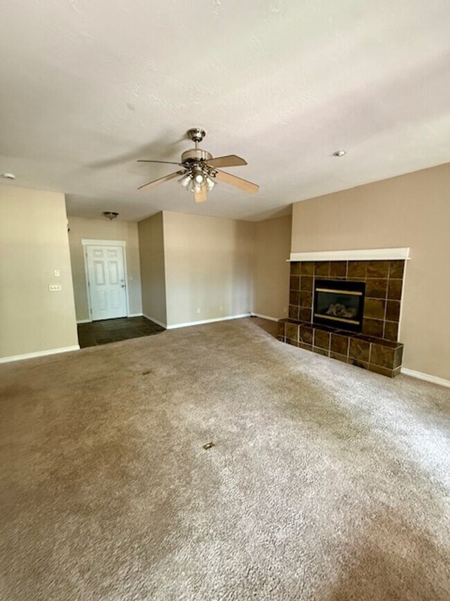 Building Photo - Beautiful 3 Bedroom 2 Bathroom House  **2 Weeks Free Rent**