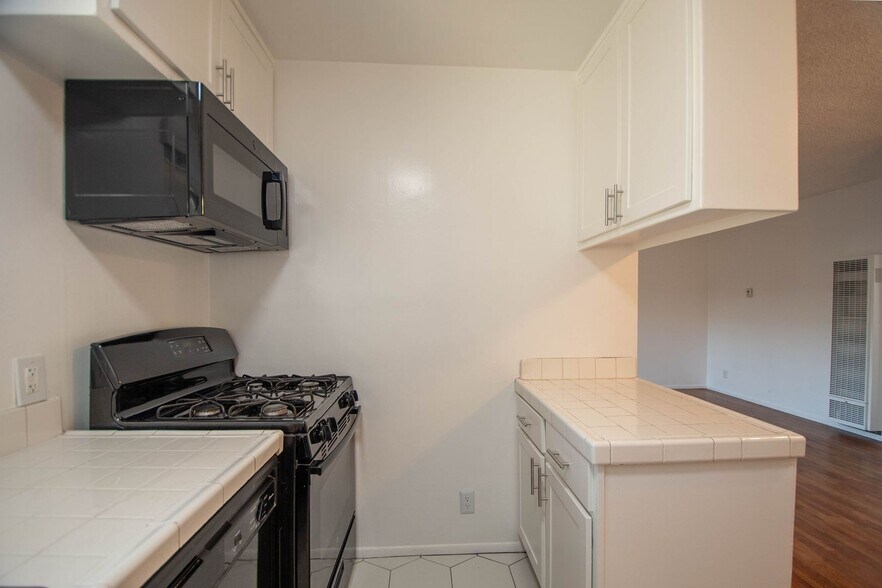 Building Photo - 15033 Burbank Blvd