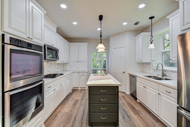 Building Photo - 2311 Stableridge Dr