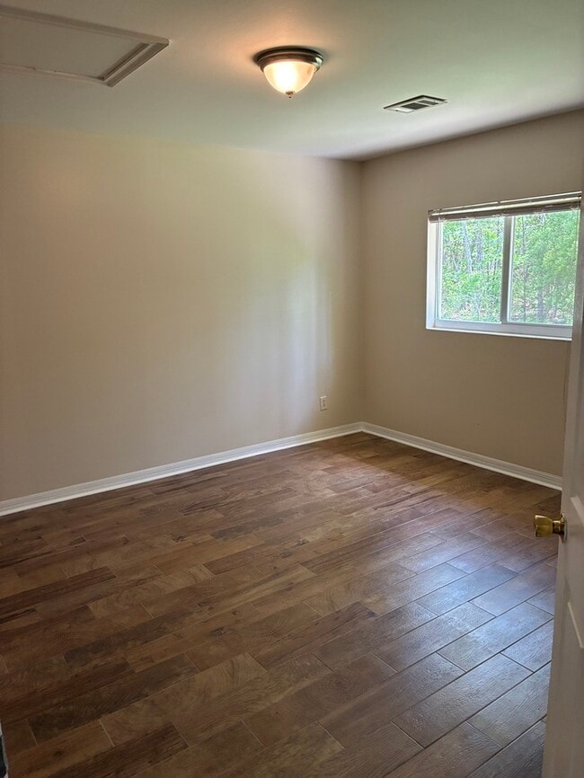 Building Photo - Beautiful 3/2 duplex