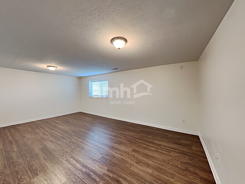 Building Photo - 5069 S Vista Dr