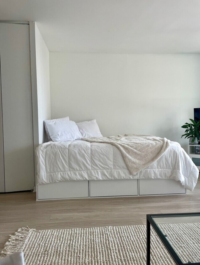 Building Photo - 1030 N State St