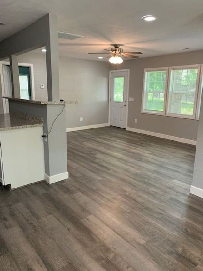 Building Photo - PRE-LEASING! Beautiful 3 Bedroom 2 Bath 2 Living Areas + Detached 1 Car Garage/ Workshop