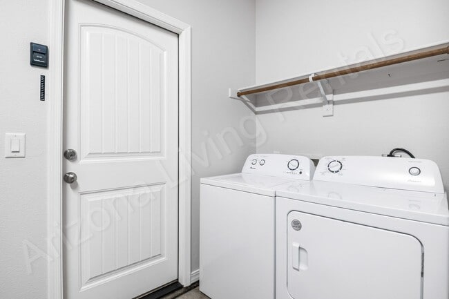 Building Photo - CHARMING TWO BEDROOM