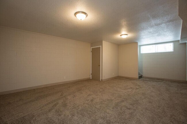 Building Photo - Students Welcome! Great Location!