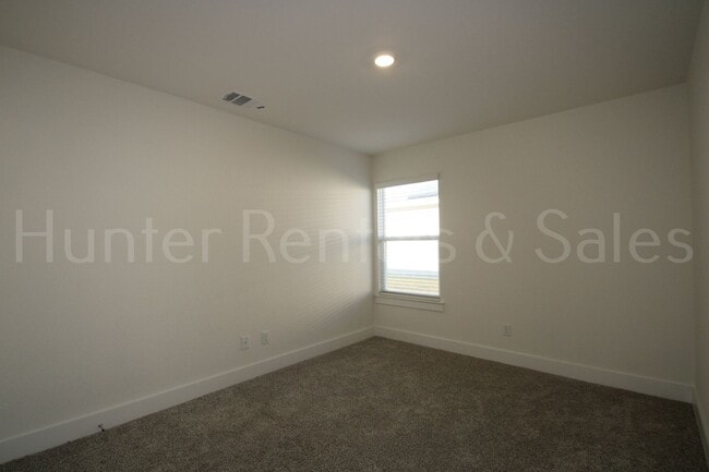 Building Photo - Newer Modern Cove 4 Bedroom