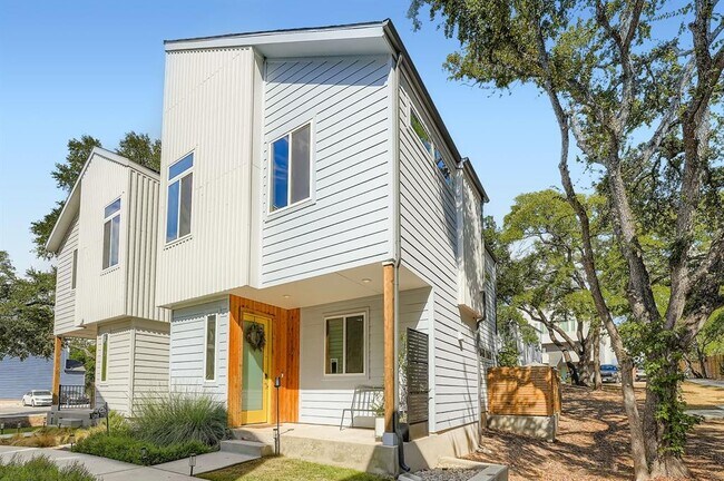 Building Photo - 814 N Bluff Dr