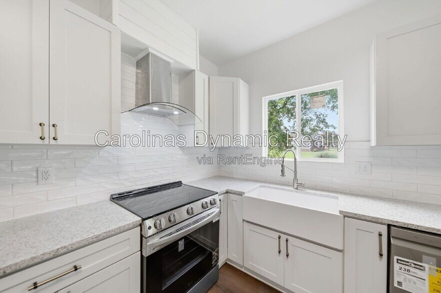 Building Photo - 1533 S Battleground Ave