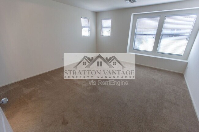 Building Photo - 928 S Hawk Ln