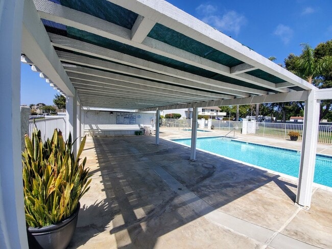 Building Photo - Coastal Living: 2-Bed, 1.5-Bath Townhome w...