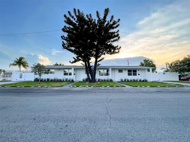 Building Photo - 512 NE 4th Ave