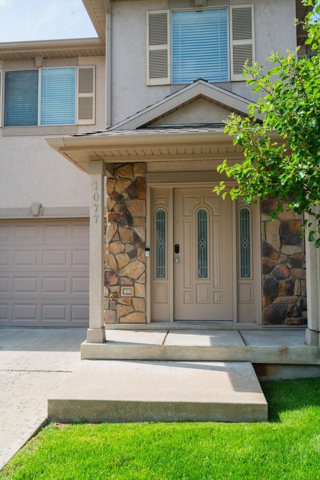 Building Photo - Modern 3 Bed, 2.5 Bath Townhouse - Excelle...