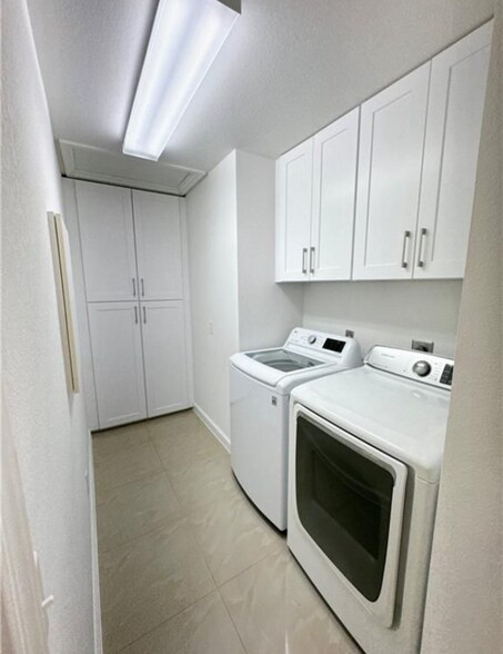 Building Photo - 2325 Hidden Lake Dr