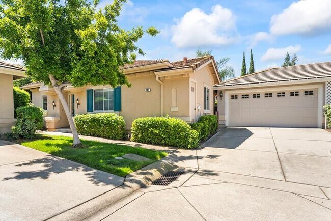 Building Photo - Beautiful 3 Bedroom 2 Bathroom in Gated Community of Folsom, CA!