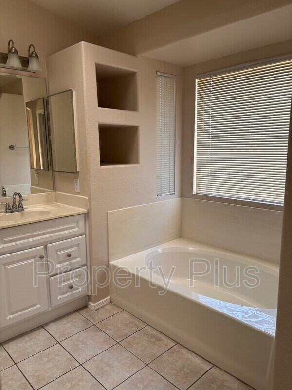 Building Photo - 4814 W Ponderosa Ln