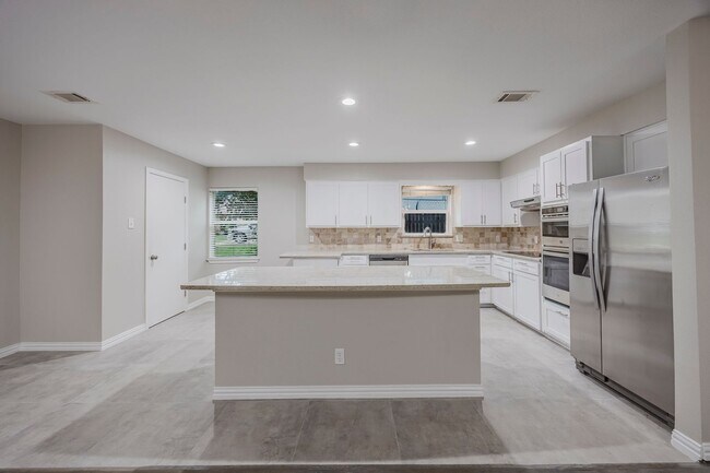 Building Photo - 4 Bedroom, 3 Bath Home Gorgeously Remodeled