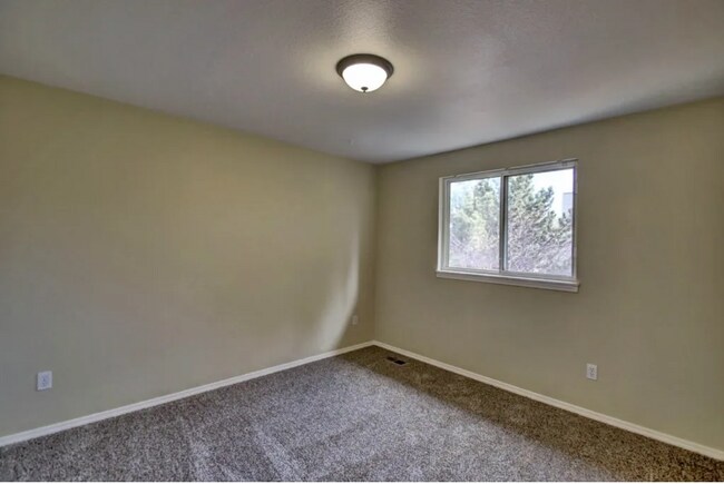 Building Photo - Spacious 3 bed Townhome with Fenced Yard, ...